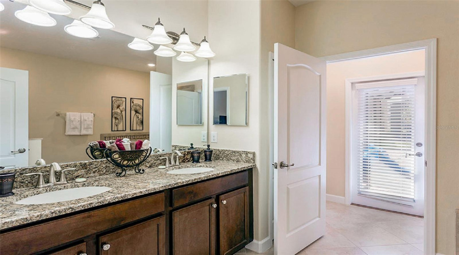 DAVENPORT, Florida 33896, 8 Bedrooms Bedrooms, ,5 BathroomsBathrooms,Residential,For Sale,SHADOW MOUNTAIN,0,MFRO6405241
