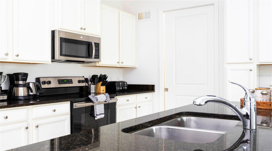 DAVENPORT, Florida 33896, 5 Bedrooms Bedrooms, ,4 BathroomsBathrooms,Residential,For Sale,CAPTIVA,0,MFRO6348209