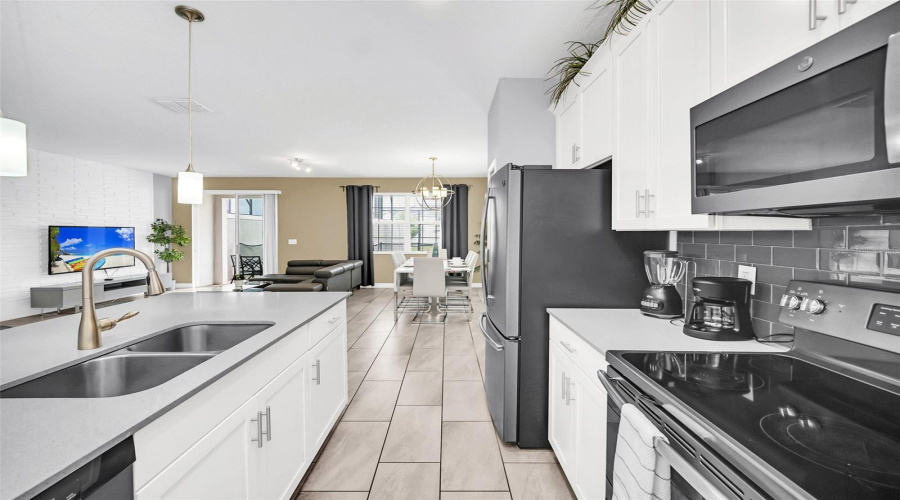 DAVENPORT, Florida 33896, 5 Bedrooms Bedrooms, ,4 BathroomsBathrooms,Residential,For Sale,DOGLEG,0,MFRS5149379