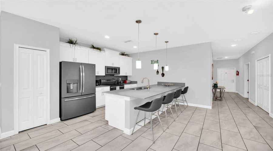 DAVENPORT, Florida 33896, 5 Bedrooms Bedrooms, ,4 BathroomsBathrooms,Residential,For Sale,DOGLEG,0,MFRS5149379