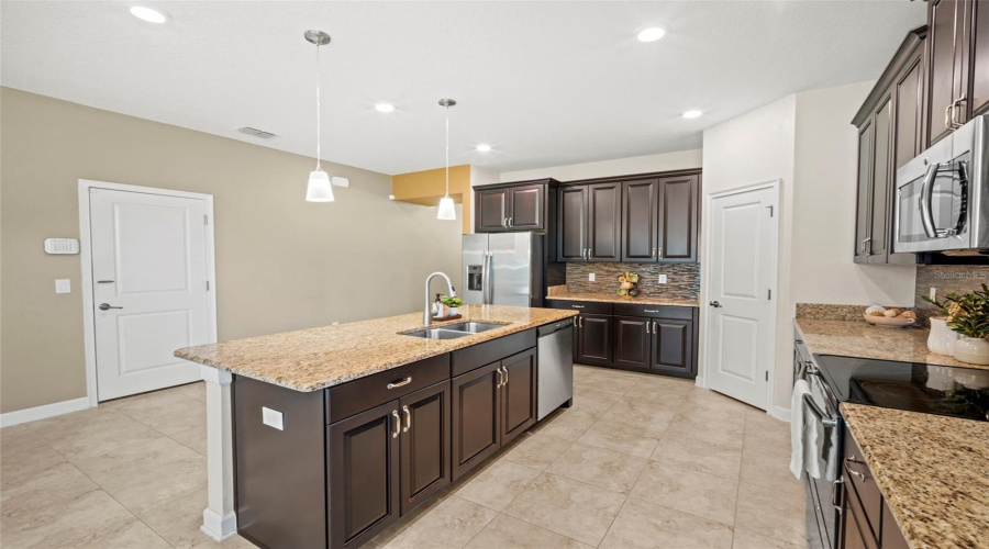 KISSIMMEE, Florida 34746, 3 Bedrooms Bedrooms, ,2 BathroomsBathrooms,Residential,For Sale,FAIRY TALE,0,MFRO6405564