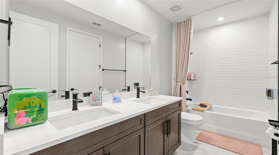 KISSIMMEE, Florida 34747, 5 Bedrooms Bedrooms, ,4 BathroomsBathrooms,Residential,For Sale,ESTUARY LAKE,0,MFRO6403263