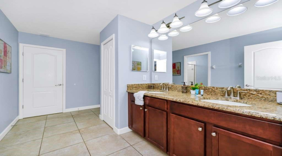 DAVENPORT, Florida 33896, 9 Bedrooms Bedrooms, ,5 BathroomsBathrooms,Residential,For Sale,ROLLING FAIRWAY,0,MFRO6404509