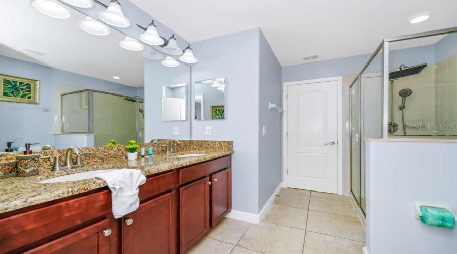DAVENPORT, Florida 33896, 9 Bedrooms Bedrooms, ,5 BathroomsBathrooms,Residential,For Sale,ROLLING FAIRWAY,0,MFRO6404509