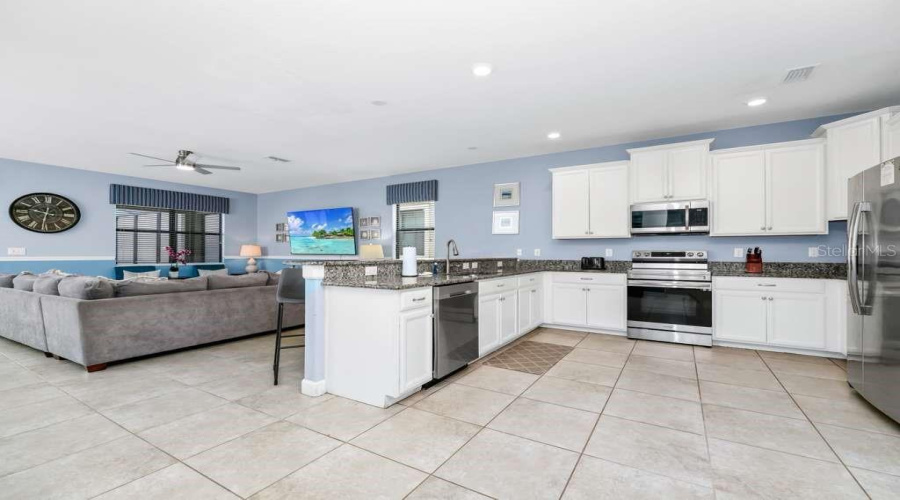 DAVENPORT, Florida 33896, 9 Bedrooms Bedrooms, ,5 BathroomsBathrooms,Residential,For Sale,ROLLING FAIRWAY,0,MFRO6404509
