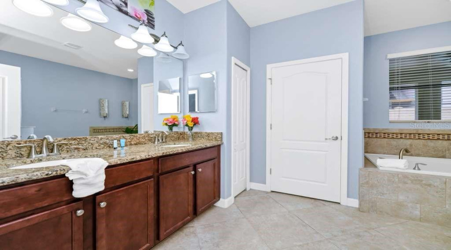 DAVENPORT, Florida 33896, 9 Bedrooms Bedrooms, ,5 BathroomsBathrooms,Residential,For Sale,ROLLING FAIRWAY,0,MFRO6404509