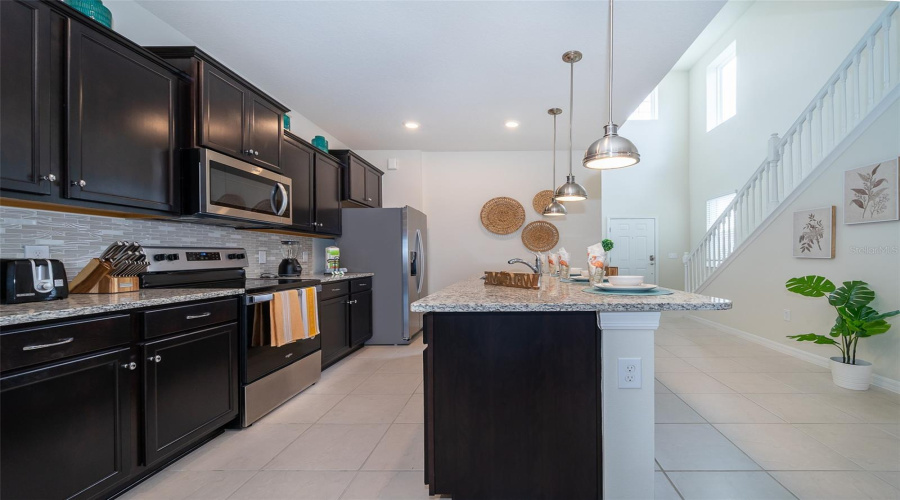 DAVENPORT, Florida 33897, 6 Bedrooms Bedrooms, ,4 BathroomsBathrooms,Residential,For Sale,ALOHA,0,MFRO6263847