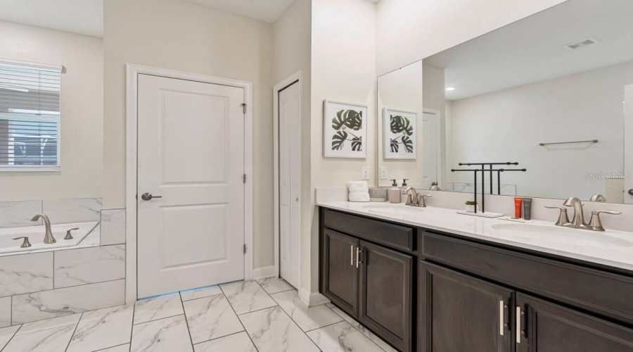 DAVENPORT, Florida 33896, 9 Bedrooms Bedrooms, ,5 BathroomsBathrooms,Residential,For Sale,STICKS,0,MFRO6406193