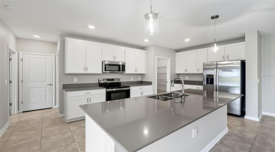 DAVENPORT, Florida 33837, 6 Bedrooms Bedrooms, ,3 BathroomsBathrooms,Residential,For Sale,DARING,0,MFRG5112115