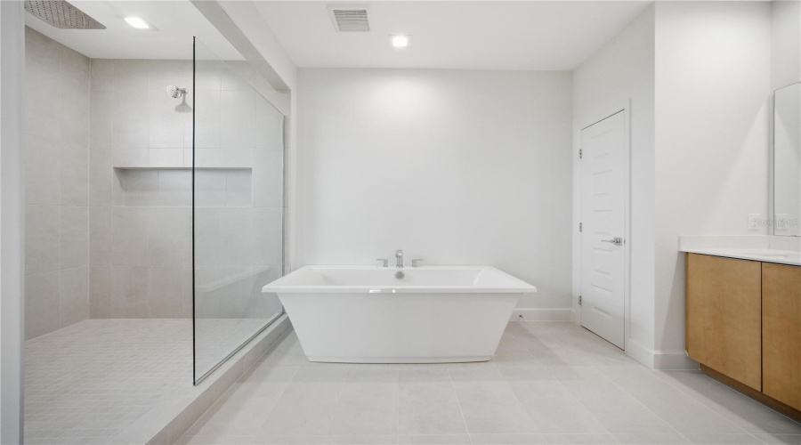 DAVENPORT, Florida 33837, 5 Bedrooms Bedrooms, ,5 BathroomsBathrooms,Residential,For Sale,HAMPTON,0,MFRO6405756