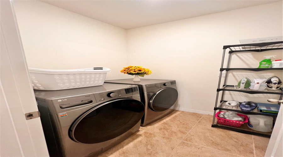 DAVENPORT, Florida 33897, 4 Bedrooms Bedrooms, ,2 BathroomsBathrooms,Residential,For Sale,IGUANA,0,MFRO6406726
