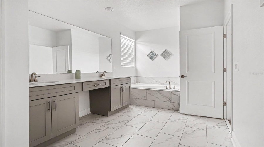 KISSIMMEE, Florida 34746, 5 Bedrooms Bedrooms, ,5 BathroomsBathrooms,Residential,For Sale,RHYME,0,MFRTB8505515