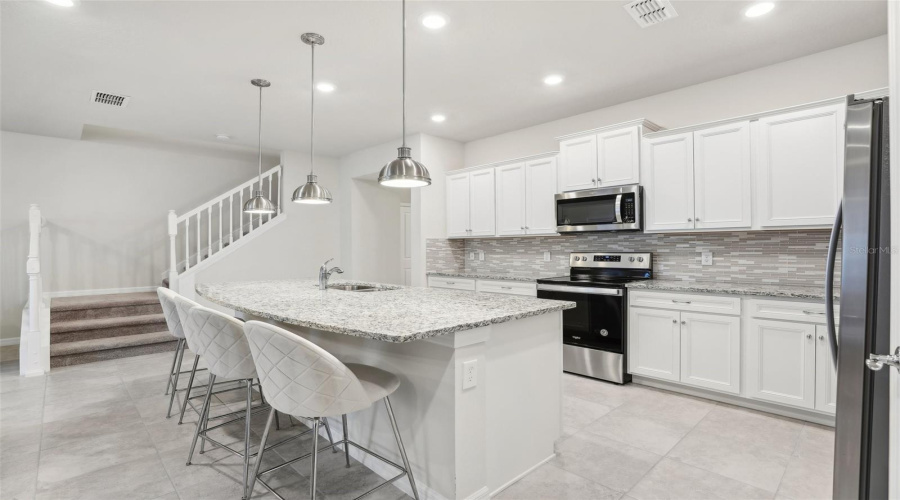 DAVENPORT, Florida 33897, 5 Bedrooms Bedrooms, ,4 BathroomsBathrooms,Residential,For Sale,JETTY,0,MFRO6406854