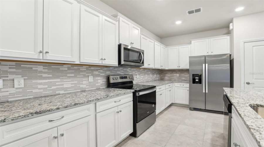 DAVENPORT, Florida 33897, 5 Bedrooms Bedrooms, ,4 BathroomsBathrooms,Residential,For Sale,JETTY,0,MFRO6406854