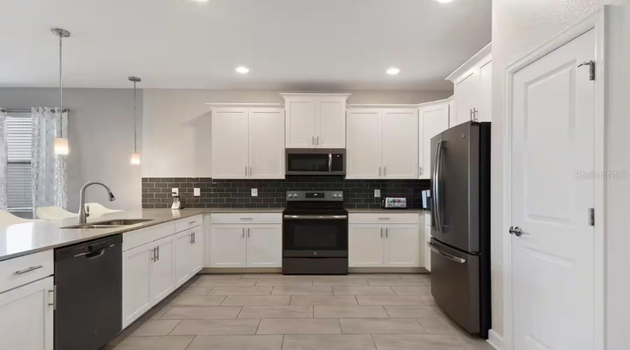 DAVENPORT, Florida 33896, 8 Bedrooms Bedrooms, ,5 BathroomsBathrooms,Residential,For Sale,MAIDSTONE,0,MFRO6371401