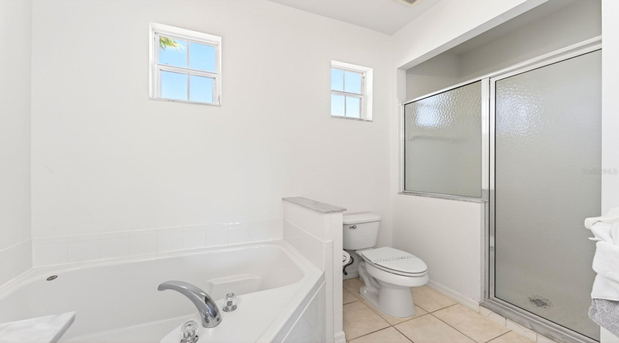 Second floor en-suite bath.