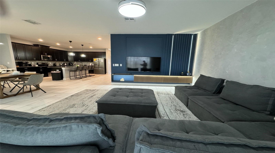 KISSIMMEE, Florida 34746, 6 Bedrooms Bedrooms, ,5 BathroomsBathrooms,Residential,For Sale,KINGS CASTLE,0,MFRO6407456