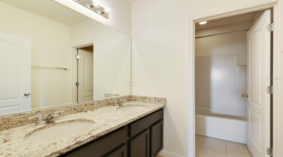 DAVENPORT, Florida 33837, 6 Bedrooms Bedrooms, ,5 BathroomsBathrooms,Residential,For Sale,OAKBOURNE,0,MFRS5149811