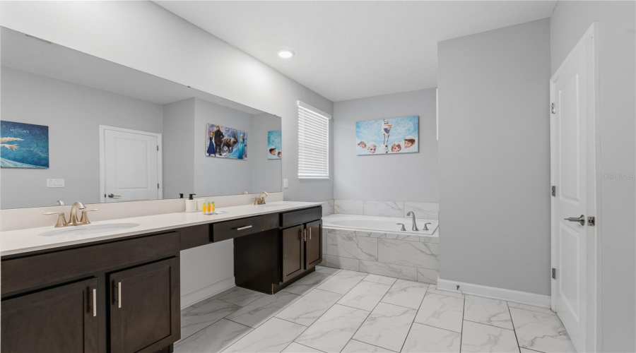 Kissimmee, Florida 34746, 5 Bedrooms Bedrooms, ,5 Bathroomsbathrooms,Residential,For Sale,Paragraph,0,Mfrs5149962