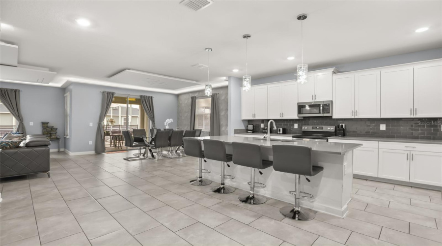 DAVENPORT, Florida 33896, 6 Bedrooms Bedrooms, ,5 BathroomsBathrooms,Residential,For Sale,SOMMERSET HILLS,0,MFRO6407876