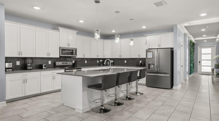 DAVENPORT, Florida 33896, 6 Bedrooms Bedrooms, ,5 BathroomsBathrooms,Residential,For Sale,SOMMERSET HILLS,0,MFRO6407876