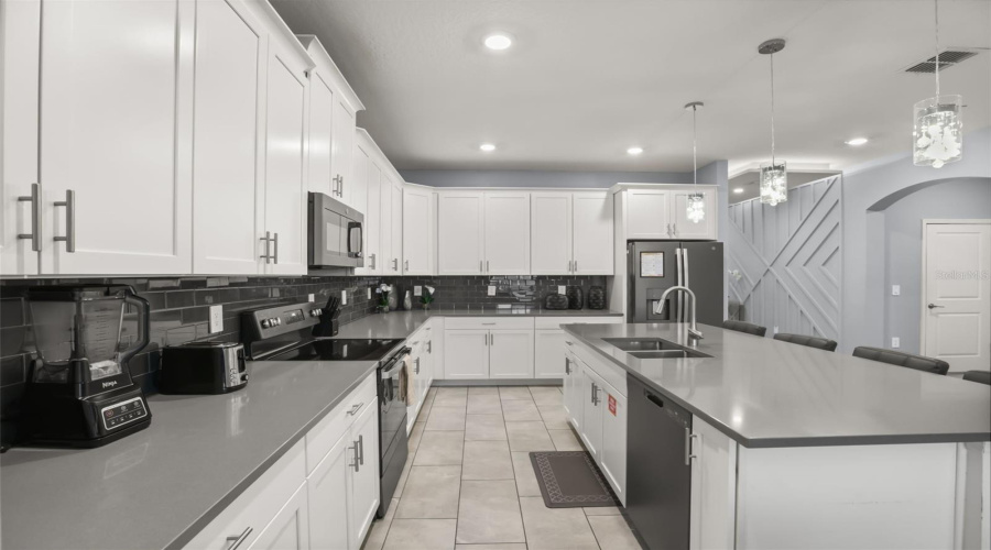 DAVENPORT, Florida 33896, 6 Bedrooms Bedrooms, ,5 BathroomsBathrooms,Residential,For Sale,SOMMERSET HILLS,0,MFRO6407876