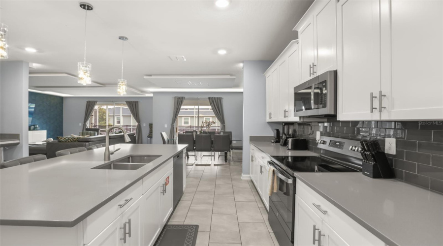 DAVENPORT, Florida 33896, 6 Bedrooms Bedrooms, ,5 BathroomsBathrooms,Residential,For Sale,SOMMERSET HILLS,0,MFRO6407876