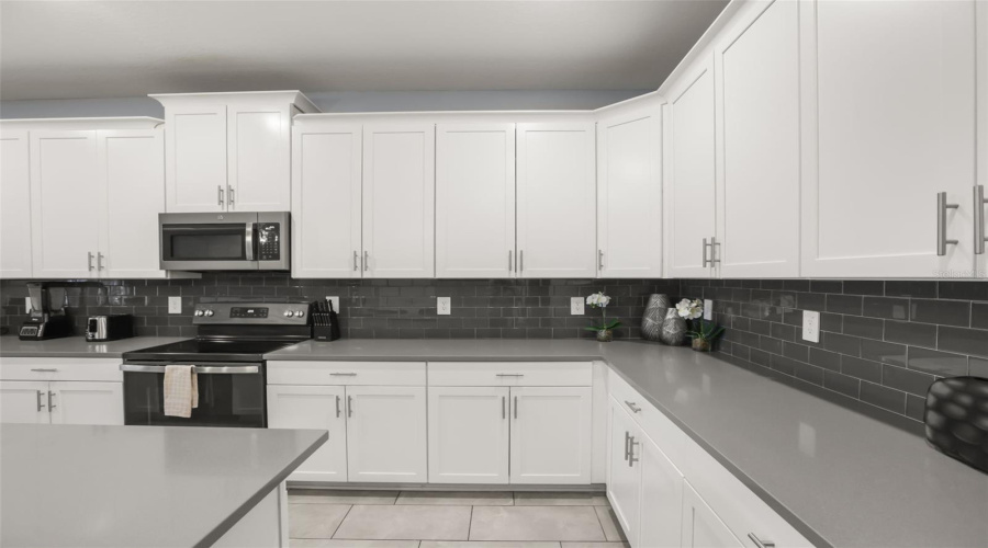 DAVENPORT, Florida 33896, 6 Bedrooms Bedrooms, ,5 BathroomsBathrooms,Residential,For Sale,SOMMERSET HILLS,0,MFRO6407876
