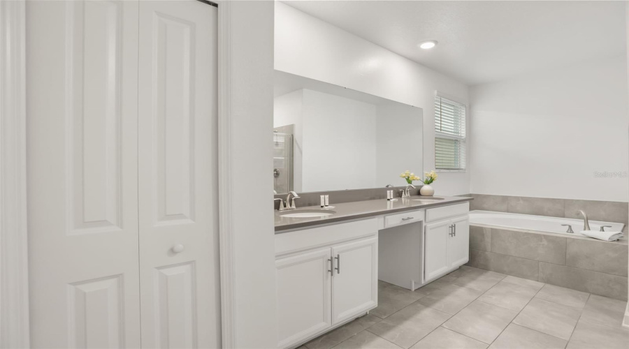 DAVENPORT, Florida 33896, 6 Bedrooms Bedrooms, ,5 BathroomsBathrooms,Residential,For Sale,SOMMERSET HILLS,0,MFRO6407876