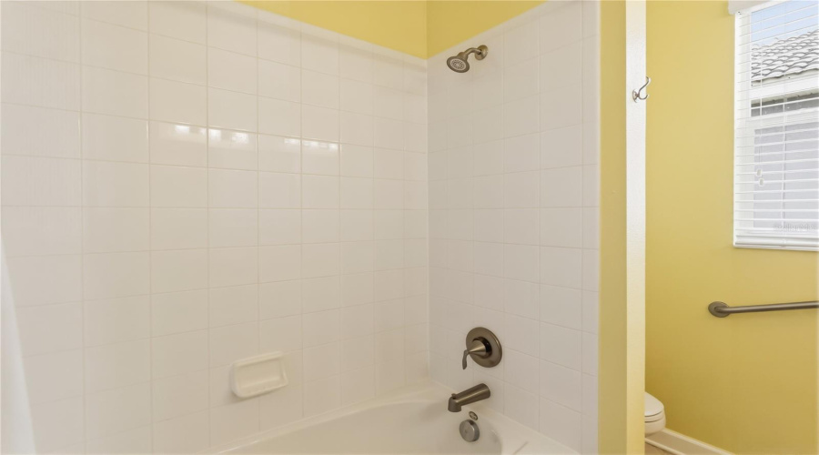Bathroom 2 bathtub/shower combo