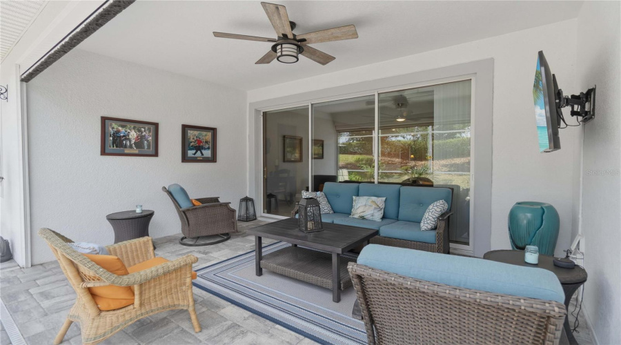 indoor / outdoor living, sliding door opens all the way