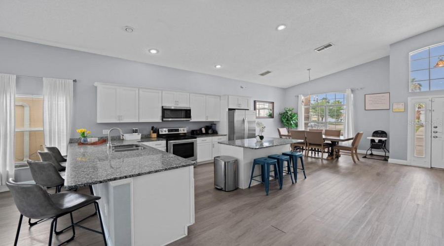 DAVENPORT, Florida 33897, 5 Bedrooms Bedrooms, ,4 BathroomsBathrooms,Residential,For Sale,BLOOMINGDALE,0,MFRO6408560