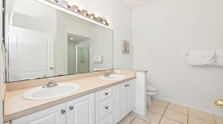 Main floor en-suite bath.