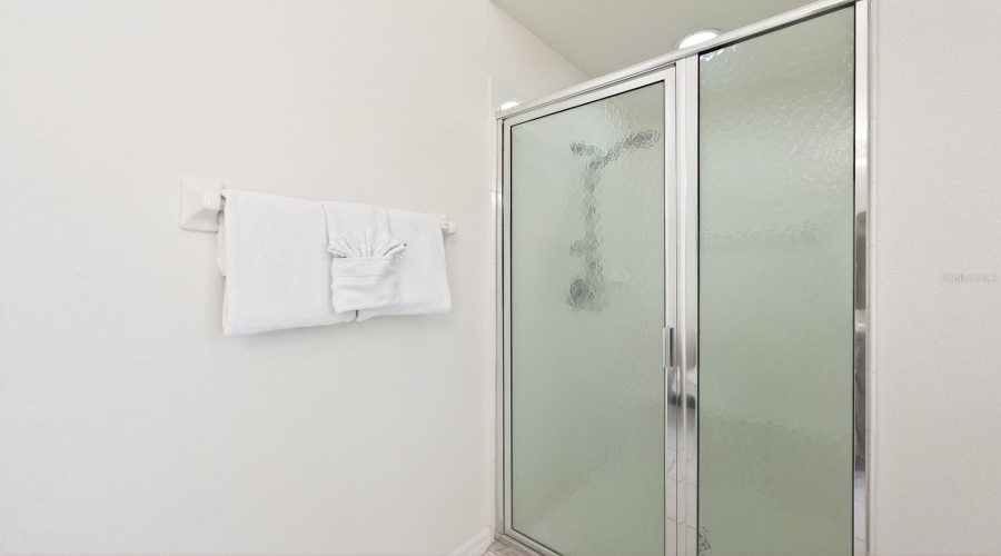 Main floor en-suite bath.