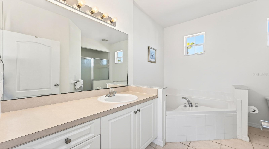 Second floor en-suite bath.
