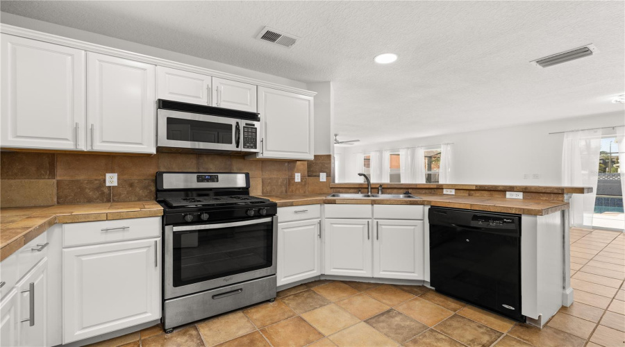 DAVENPORT, Florida 33897, 3 Bedrooms Bedrooms, ,2 BathroomsBathrooms,Residential,For Sale,RONA,0,MFRS5145567