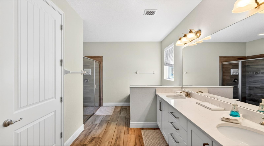 KISSIMMEE, Florida 34747, 9 Bedrooms Bedrooms, ,8 BathroomsBathrooms,Residential,For Sale,FAIRFAX DRIVE,0,MFRO6382849