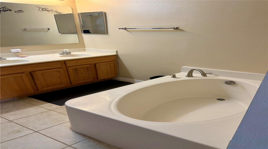 DAVENPORT, Florida 33837, 4 Bedrooms Bedrooms, ,2 BathroomsBathrooms,Residential,For Sale,LOBELIA,0,MFRO6409101