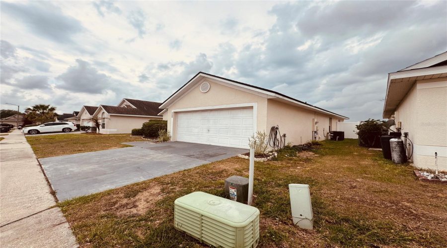 DAVENPORT, Florida 33897, 3 Bedrooms Bedrooms, ,2 BathroomsBathrooms,Residential,For Sale,HAVERSHAM,0,MFRO6408114
