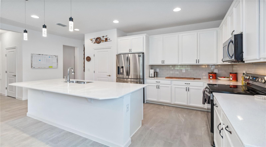 DAVENPORT, Florida 33837, 3 Bedrooms Bedrooms, ,2 BathroomsBathrooms,Residential,For Sale,SAPPHIRE,0,MFRO6409066