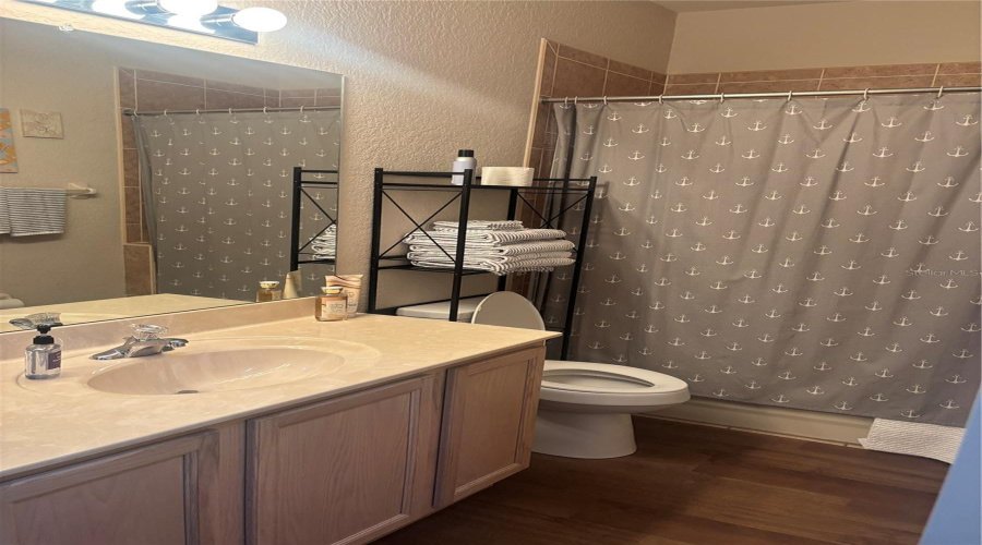 Bathroom nexxt to bedrooms 2 and 3