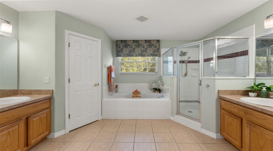 DAVENPORT, Florida 33897, 5 Bedrooms Bedrooms, ,4 BathroomsBathrooms,Residential,For Sale,HIGHGATE PARK,0,MFRO6409488