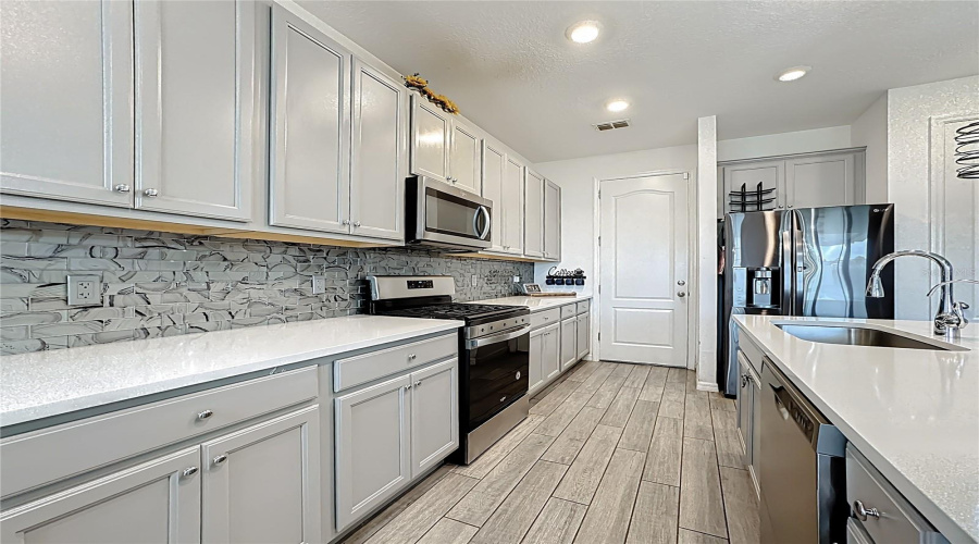 DAVENPORT, Florida 33896, 3 Bedrooms Bedrooms, ,2 BathroomsBathrooms,Residential,For Sale,BENOI DR,0,MFRO6409446