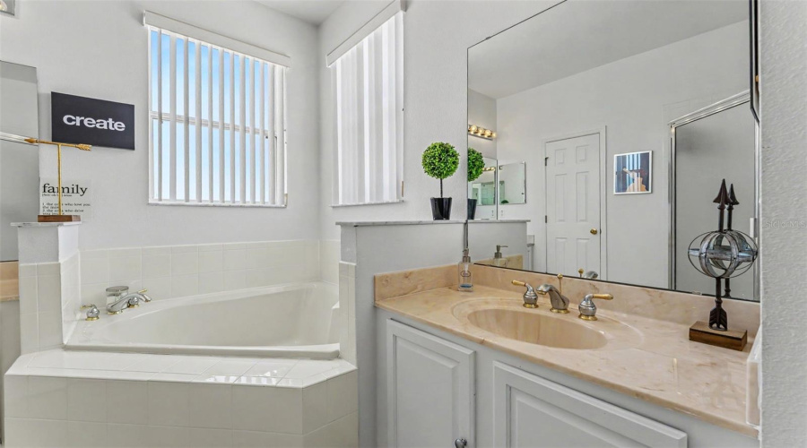 KISSIMMEE, Florida 34746, 5 Bedrooms Bedrooms, ,4 BathroomsBathrooms,Residential,For Sale,GOLDEN FEATHER,0,MFRL4962124