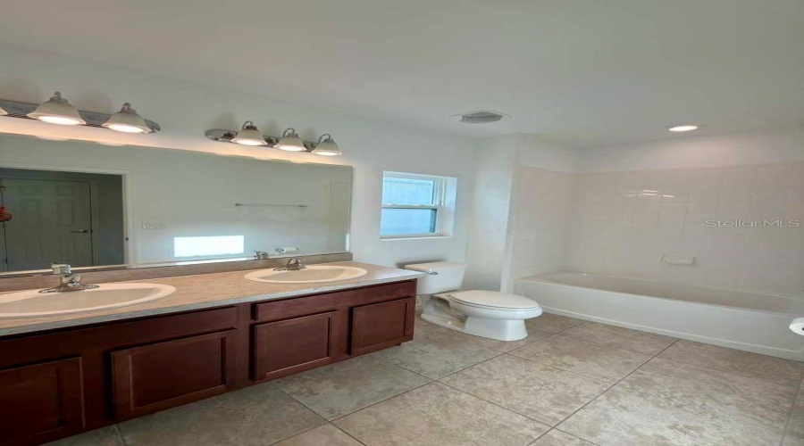 KISSIMMEE, Florida 34746, 3 Bedrooms Bedrooms, ,2 BathroomsBathrooms,Residential,For Sale,LAKE RUSSELL,0,MFRO6410072