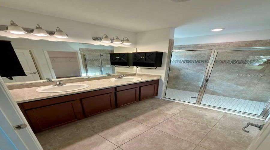KISSIMMEE, Florida 34746, 3 Bedrooms Bedrooms, ,2 BathroomsBathrooms,Residential,For Sale,LAKE RUSSELL,0,MFRO6410072