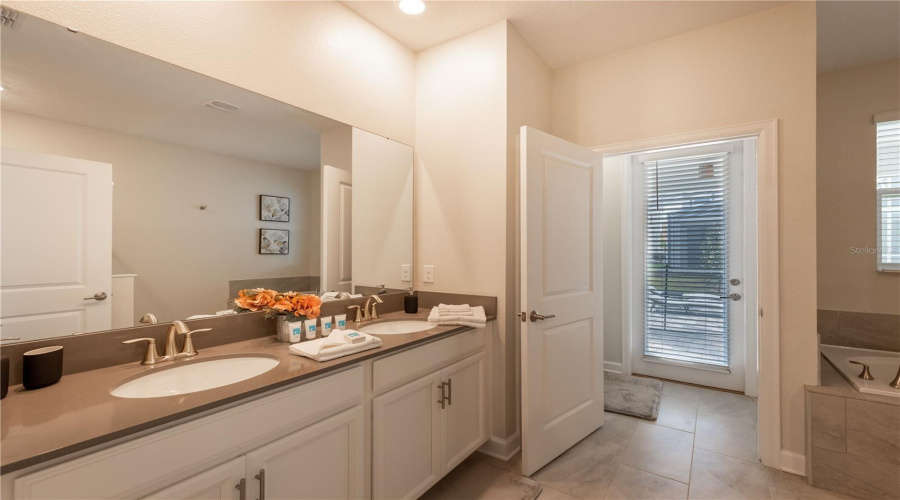 DAVENPORT, Florida 33896, 7 Bedrooms Bedrooms, ,5 BathroomsBathrooms,Residential,For Sale,DROP SHOT,0,MFRO6408621
