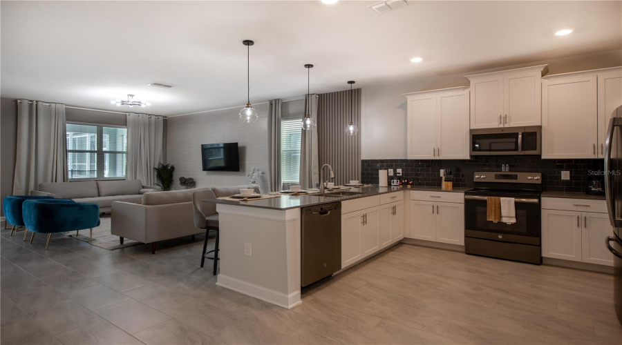 DAVENPORT, Florida 33896, 7 Bedrooms Bedrooms, ,5 BathroomsBathrooms,Residential,For Sale,DROP SHOT,0,MFRO6408621