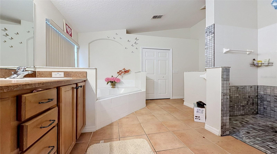 DAVENPORT, Florida 33897, 4 Bedrooms Bedrooms, ,3 BathroomsBathrooms,Residential,For Sale,HYPOLITA,0,MFRS5150565