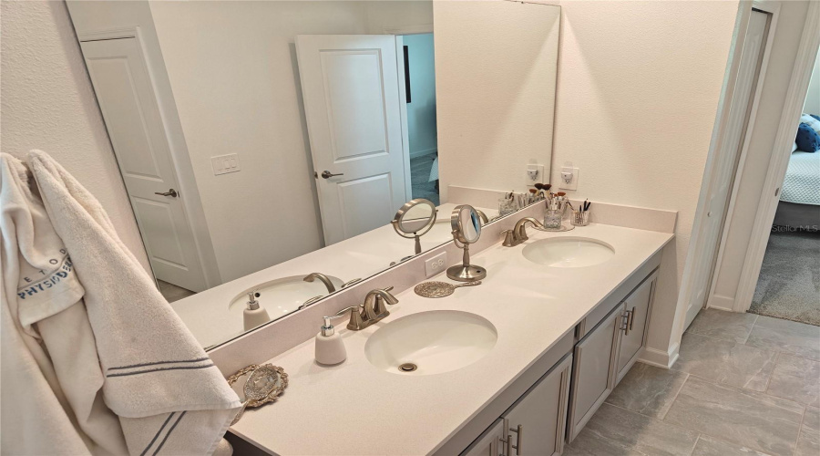 Dual sinks in Master bath with quartz counter